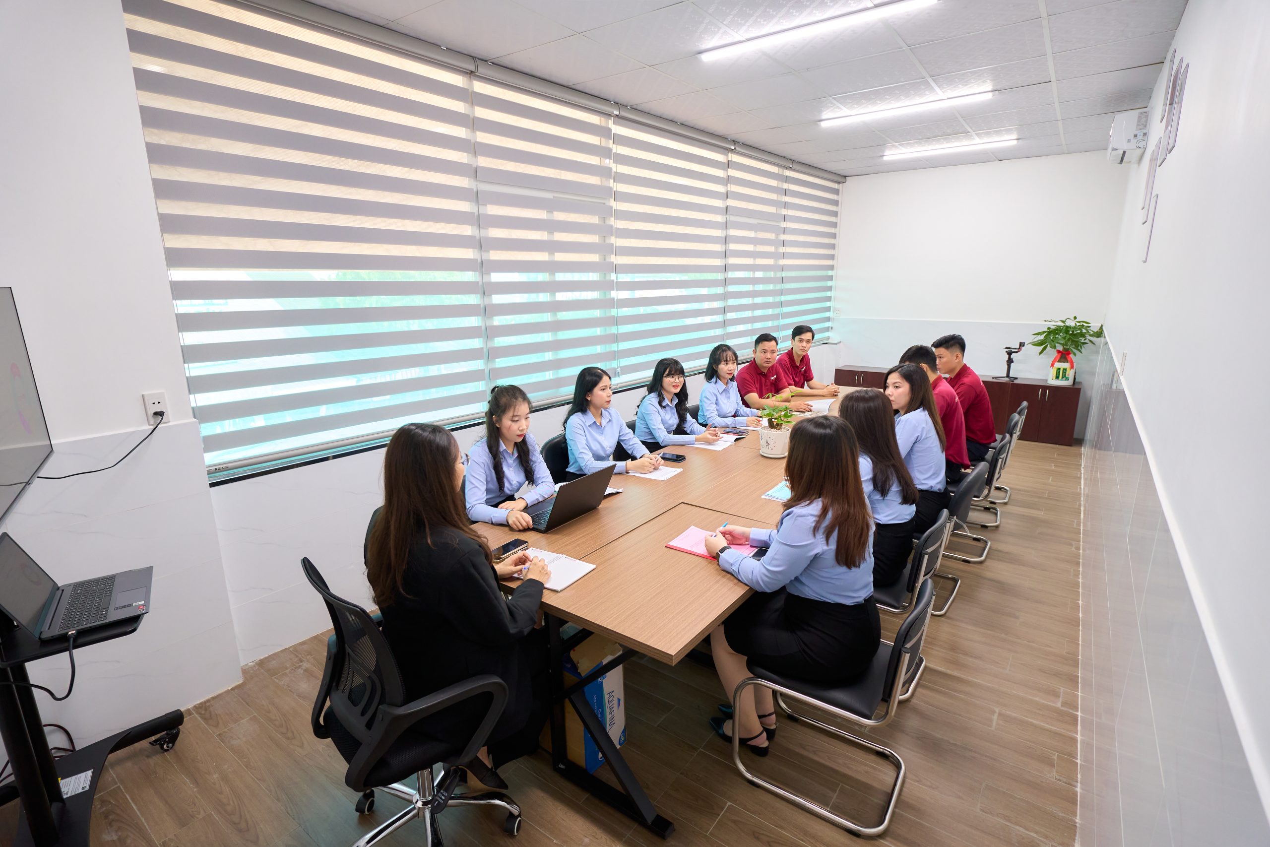 Infographic tiện ích văn phòng giá rẻ tại VietPhoneBuilding – phòng họp miễn phí, internet tốc độ cao, lễ tân 24/7.